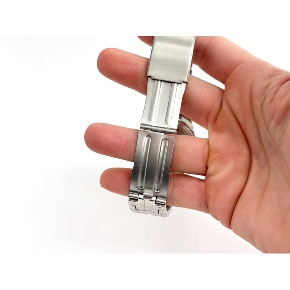 Embassy By Gruen Silver Toned Chainlink Analog Vintage Wristwatch - WORKS! 28mm - Picture 7 of 8